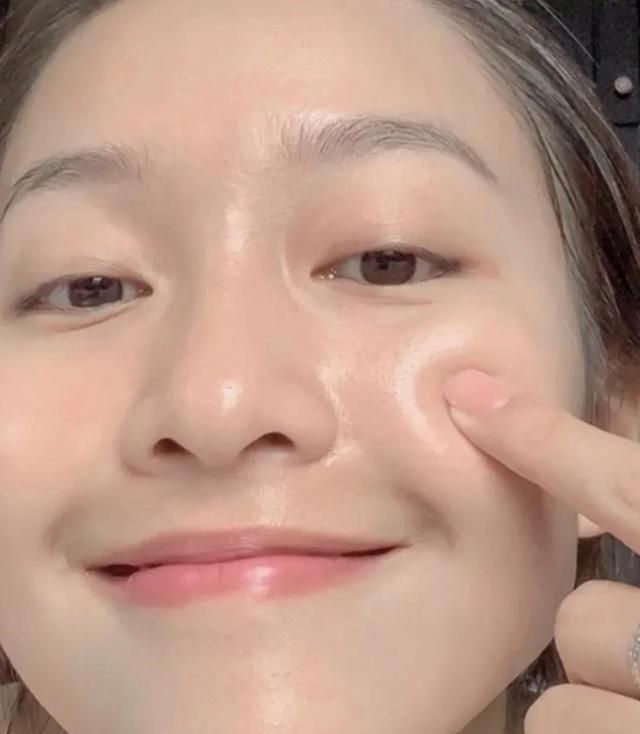 经常不“洗脸”的女人,皮肤都成什么样了?看这几点就很清楚!