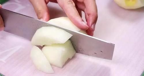 超爱|秋冬雪梨正确做法，不蒸不煮，润肺去火，宝宝超爱吃，辅食首选