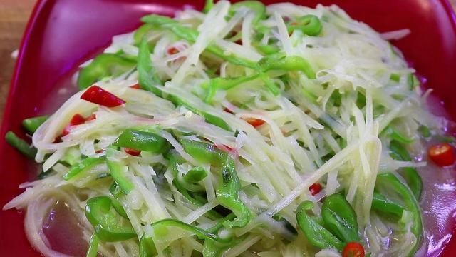 土豆上插上1根筷子，教你简单一做，比吃大鱼大肉还过瘾