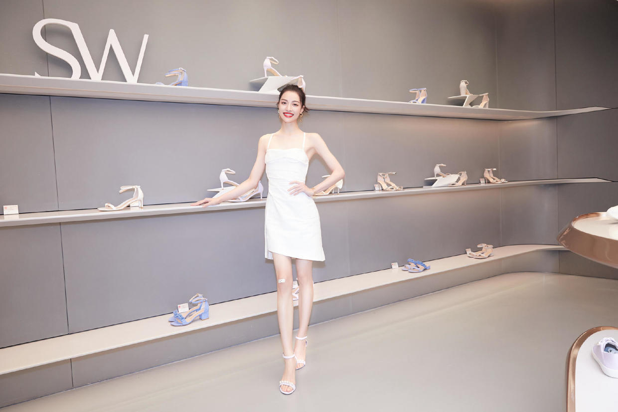 吊带连衣裙|钟楚曦的身材比例太完美,一袭吊带连衣裙性感优雅,美得让人心动