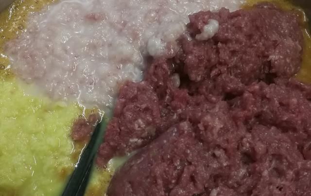 开馄饨店10年,这个调馅方法最靠谱,鲜嫩抱团,老人孩子都爱吃