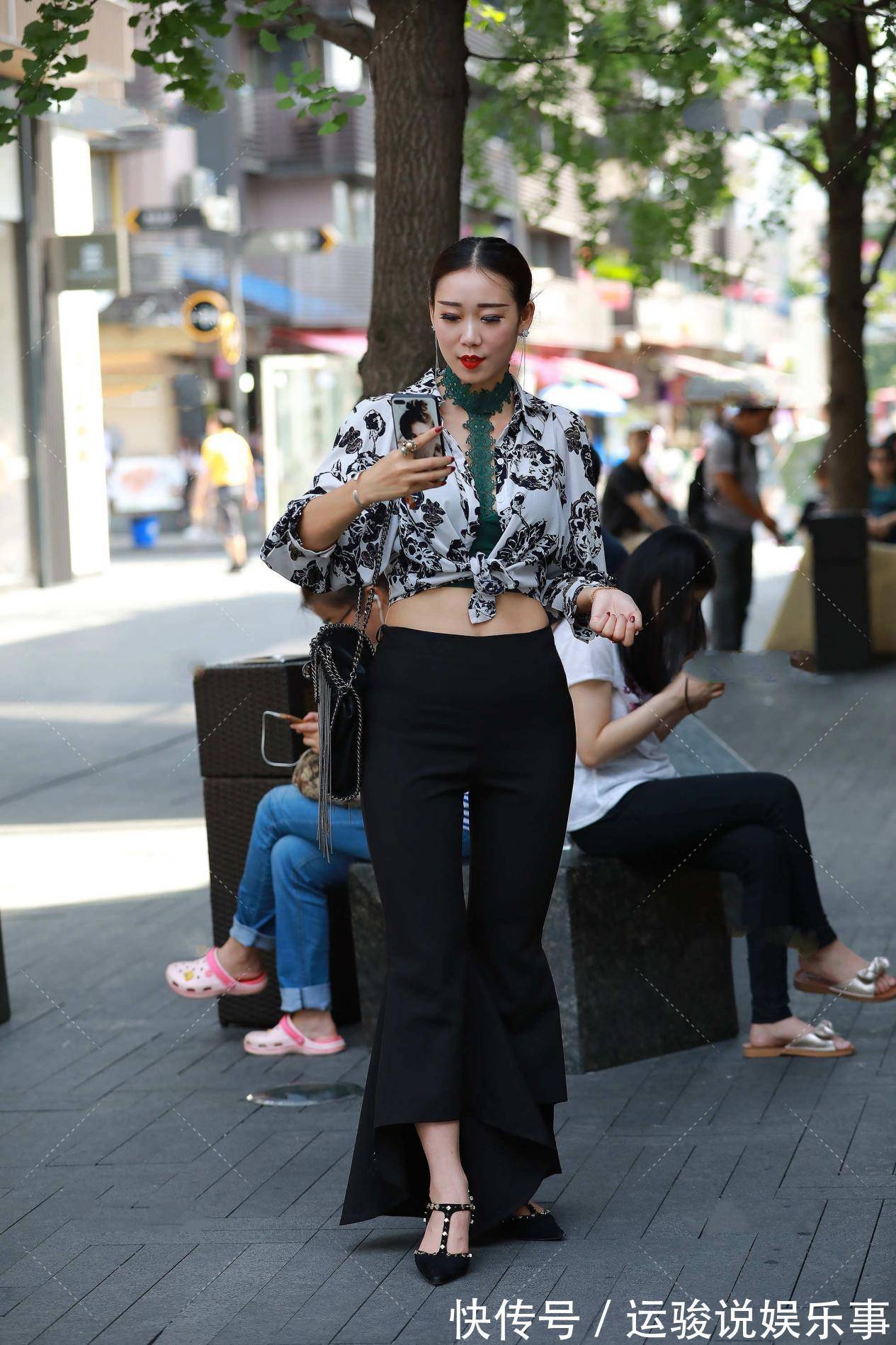 小姐姐 小姐姐黑色的喇叭裤搭配印花长袖衫,修身显瘦又美的潮流