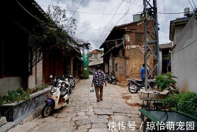 中国历史|72岁奶奶用罐头瓶卖茶水，一些老人花1元坐一天，就为摆脱寂寞