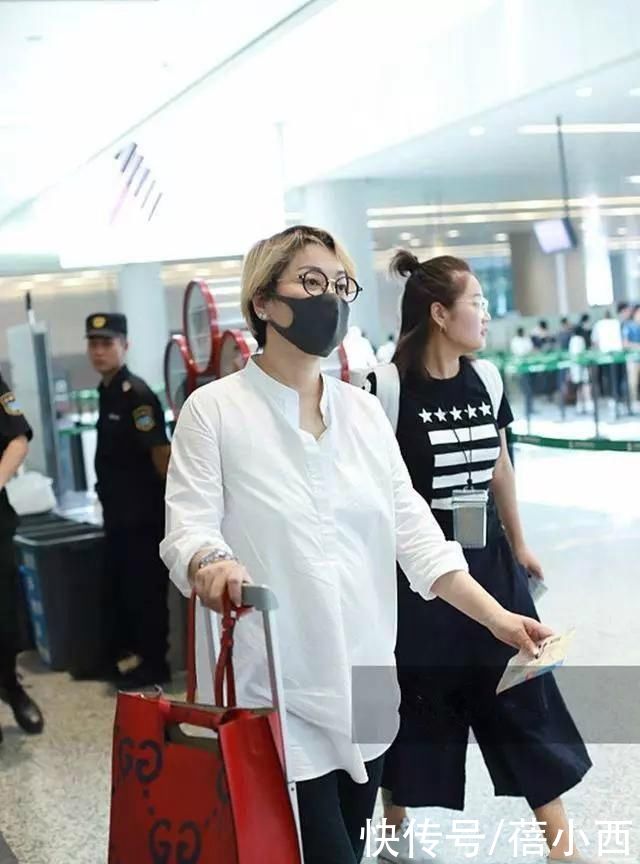 穿搭|58岁毛阿敏越老越时髦，穿白衬衫配牛仔裤走机场，170身材太出挑