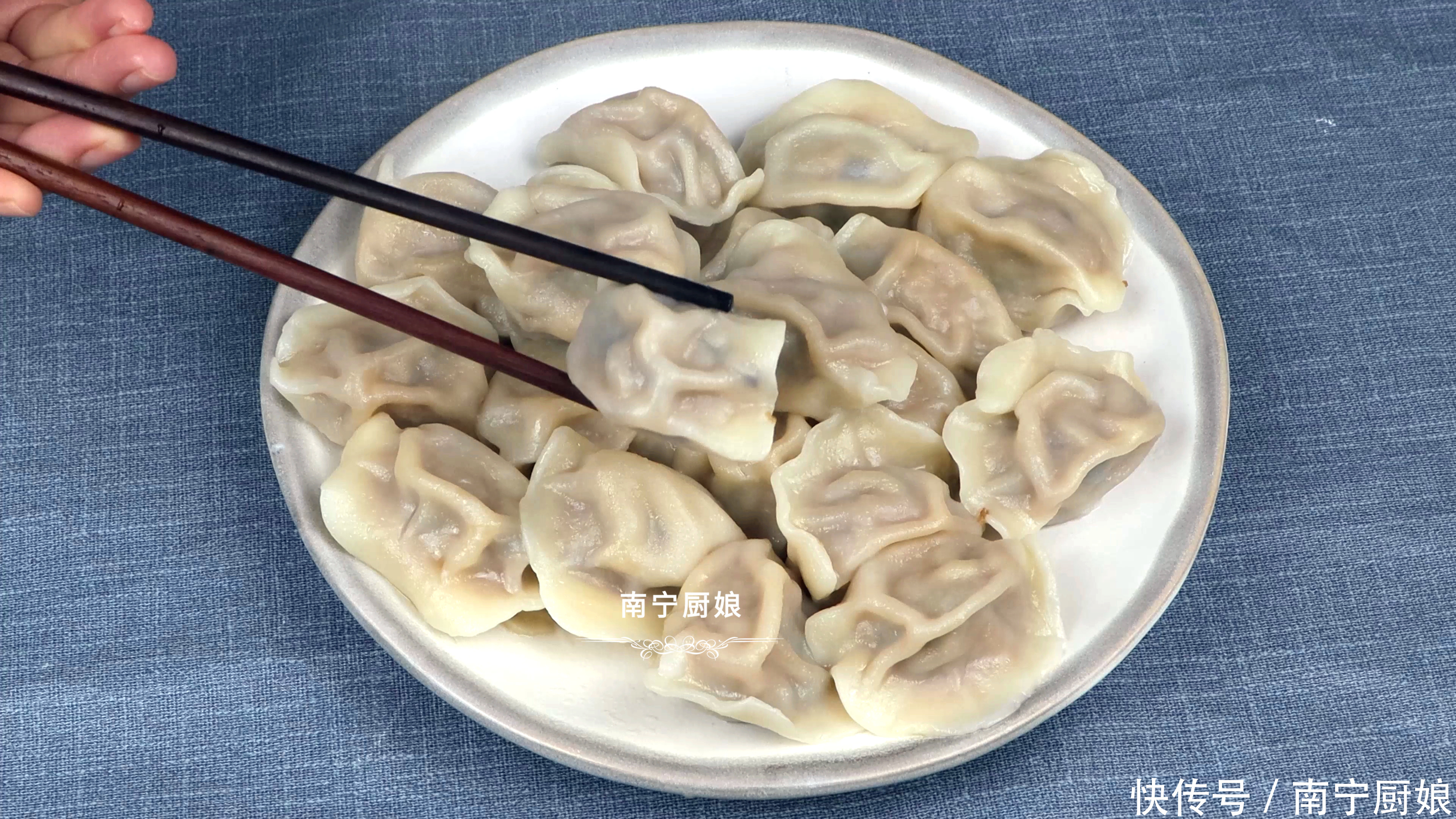 煮冻饺子时，冷水还是开水下锅好？教你正确煮法，饺子完整不破皮