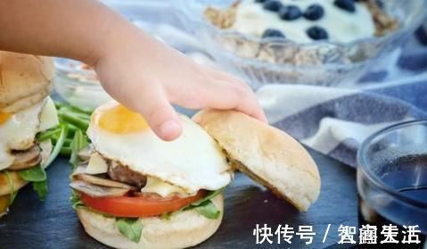 辣条|8岁女孩下巴成“马蜂窝”,5毛钱一包的辣条,还在给孩子吃么