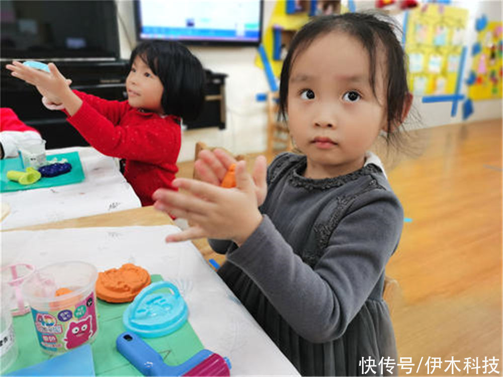 小学生|小学生用水彩笔当口红,老师看了又气又笑:这是要当“黑魔仙”吗