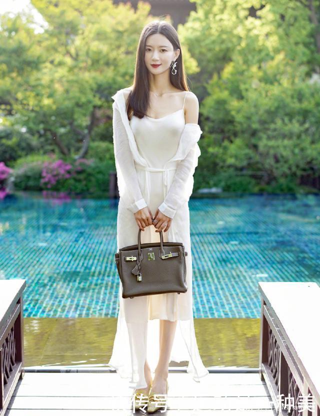 穿衣拒绝一本正经,今夏掀起“朦胧风”时尚潮流,洋气又时髦