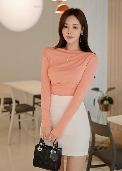 气息|美女穿搭:奶橘色一字肩上衣,温柔的气息,婀娜极了