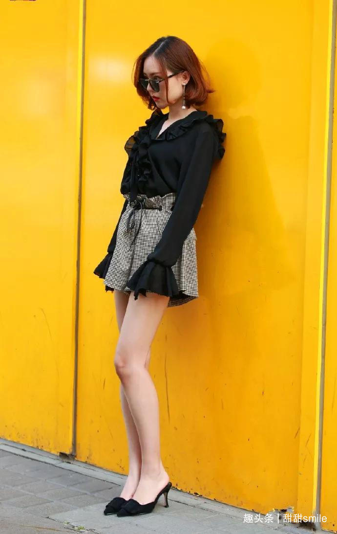 美女脚上穿着一双黑色的尖头高跟鞋,让她看上去双腿显得更加修长