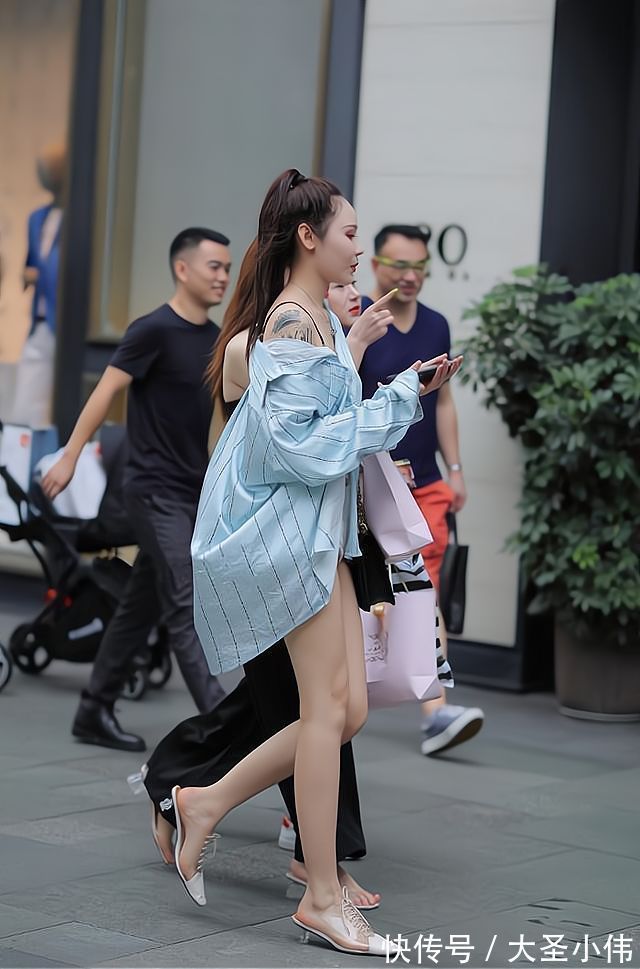 穿法|美女街拍:想把衬衣裙穿得更加出众就要有新的穿法,今年这样穿,时髦又个性