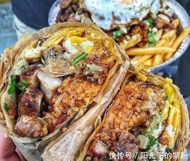 煎饼果子|看到外国人吃煎饼果子,我的口水就止不住了,比我吃的好啊!