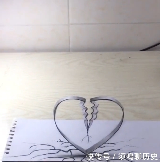 手绘&美术生手绘撕裂的心,成画有3D效果,网友:失恋的人受不了