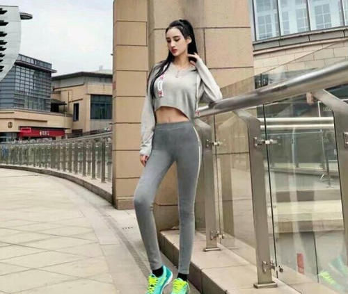范超|美女穿搭：小姐姐爱穿匀称有型的紧身裤，更显女性身材高挑！