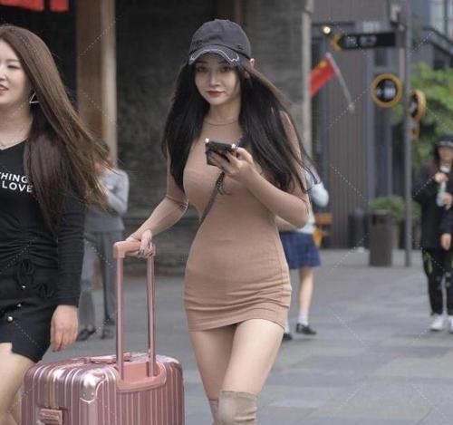 女生|时尚的女生穿搭就是不一样,一个过膝靴修饰自己的“大长腿”