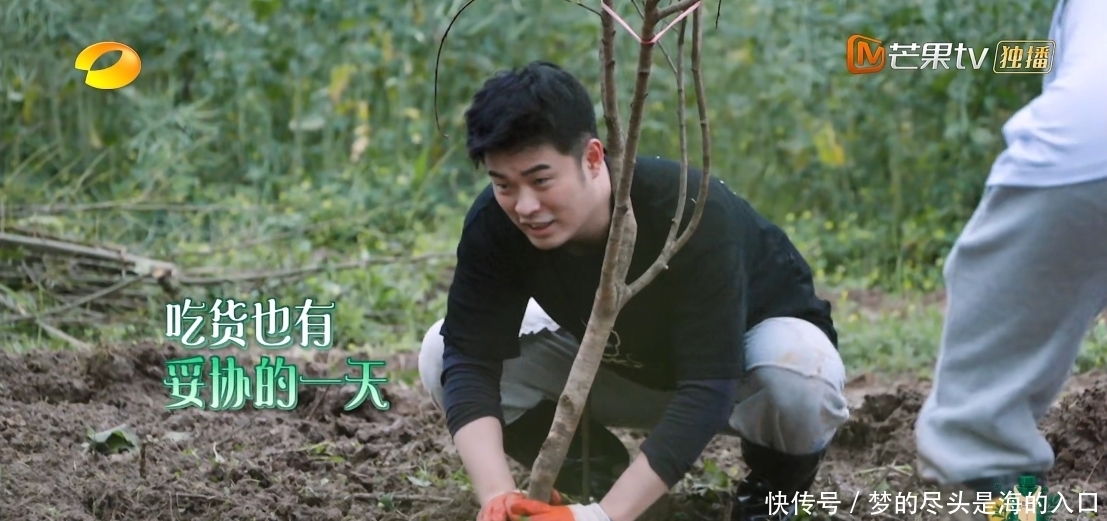 张艺兴 张艺兴抢着做饭又不会生火,搞砸黄磊做好的菜,自责说压力好大