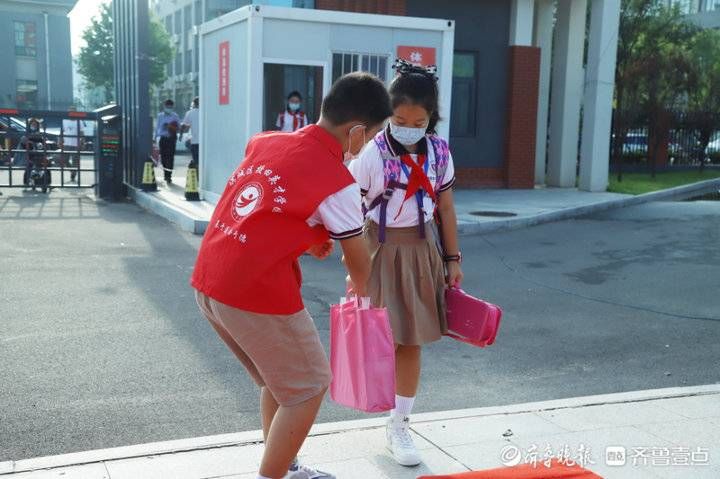 强国|授田英才学园：手绘板报勾勒出老师们无言的守护