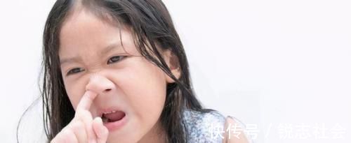 挖鼻孔|从小爱“挖鼻孔”的孩子,长大后会怎么样?父母快来看看