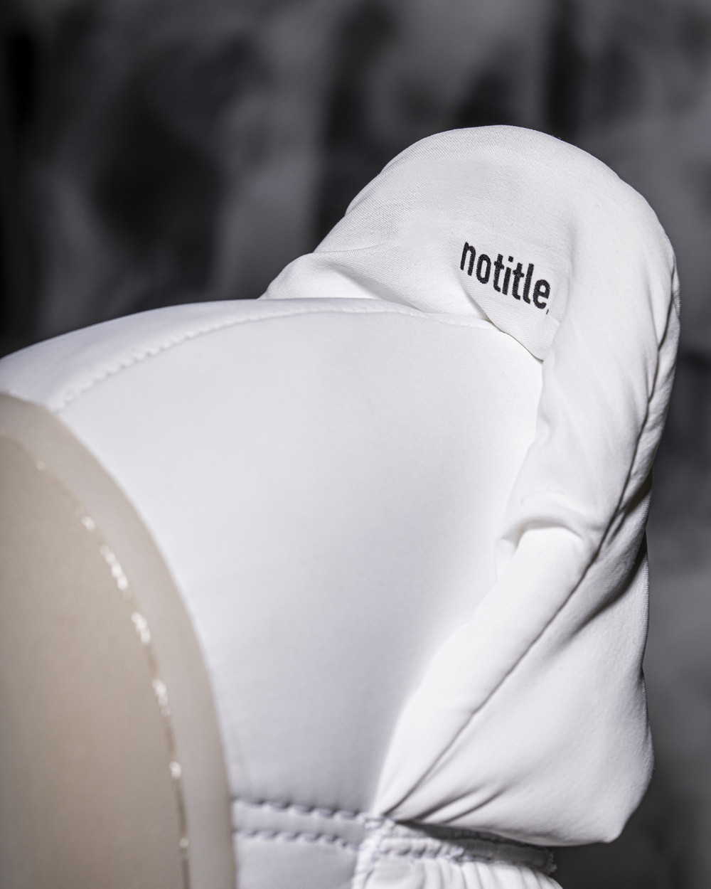 gin天太冷, 阿迪给鞋都穿上棉袄了! 小姐姐露腿穿真白啊!