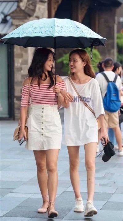 街拍:美女穿T恤搭配热裤,秀出性感美腿,彰显女人魅力