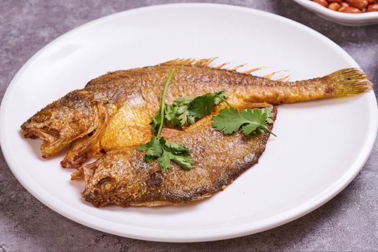 煎鱼要想不破皮，切忌直接下油锅，牢记关键2步，出锅很完整