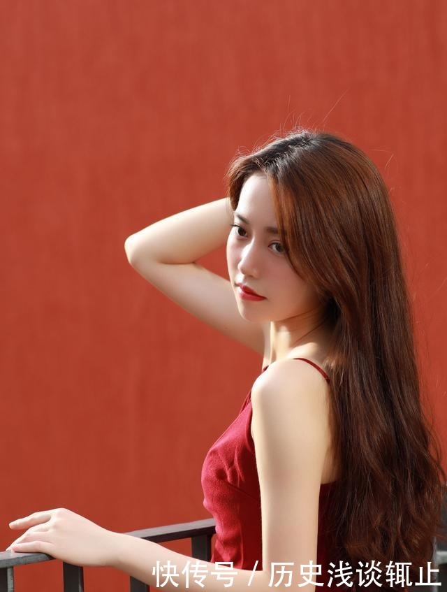 紧身|小姐姐一袭吊带紧身连衣裙，身姿妖娆耐看，这样的穿搭特显身材
