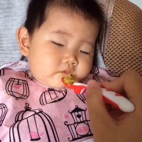 家长|上一秒叽里呱啦,下一秒眼皮打架孩子吃东西睡着,家长可别大意