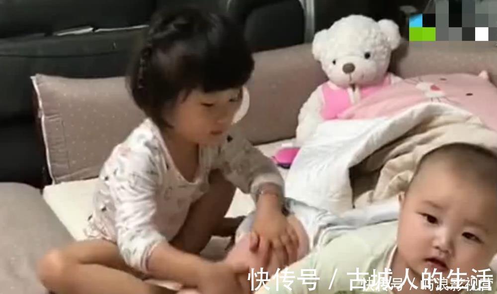 姐姐|姐姐帮宝宝换尿不湿,接下来弟弟的反应,让网友看完忍不住笑了