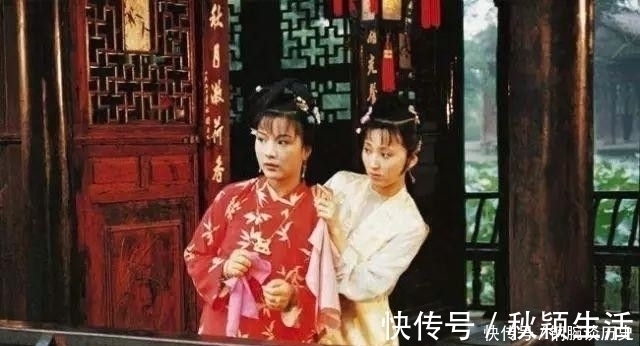 林黛玉#贾府中秋团圆的宴席上,这一幕深深刺痛林黛玉,她中途离席了