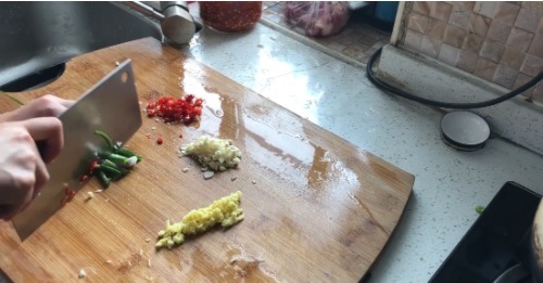 做白灼虾时,千万不要傻傻的冷水下锅煮,多加这1步,虾肉更鲜嫩