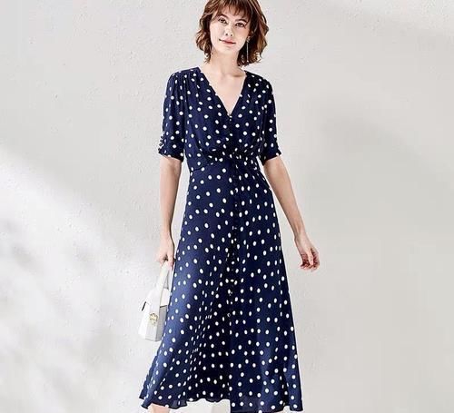 波点怎么穿都不会觉得腻！以下搭配优雅时尚，照搬还简单