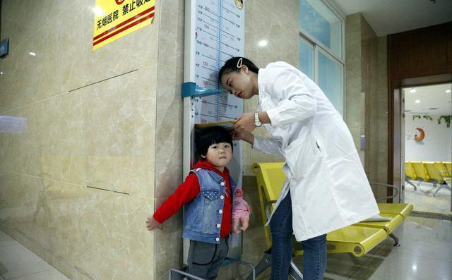 家长|要想孩子冲破“身高封锁线”,建议家长抓住三个信号,能多长5cm