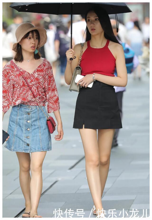 柔顺|挂脖上衣搭短裙, 乌黑柔顺的长发随意披散, 散发着十足的温柔感