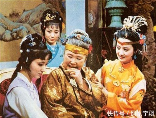 宝玉被打后的众生相,宝钗黛玉真情流露,袭人最让人生厌