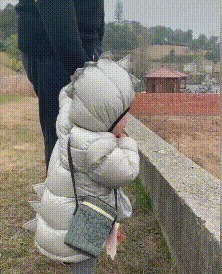 玩具|爸爸接儿子幼儿园放学,过了饭点还没到家,妈妈在工地找到两人时笑翻了