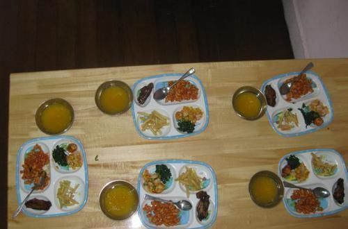 幼儿园|在家总挑食的女儿,上幼儿园后却食欲大增,老师发来照片惹怒妈妈