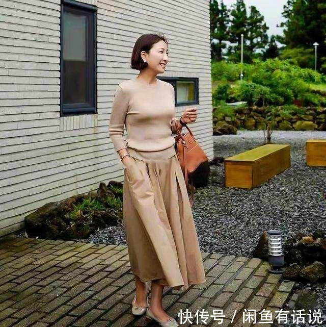 质感|女人到中年别穿得花花绿绿，学50岁韩国主妇这么穿，优雅有高级感