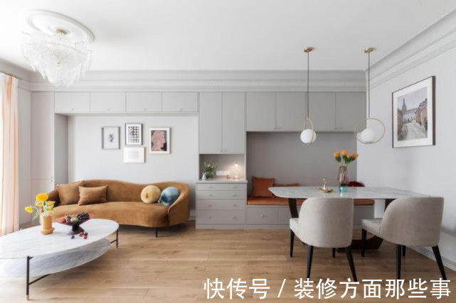 焦糖色|93平现代简约风三居室，卡座设计空间显大，还增加了收纳