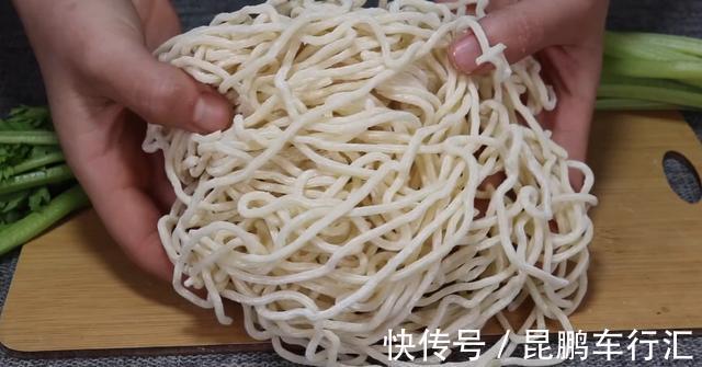 食用油|爱吃面条的收藏了,不用水煮,这做法不常见,保证吃一次忘不了