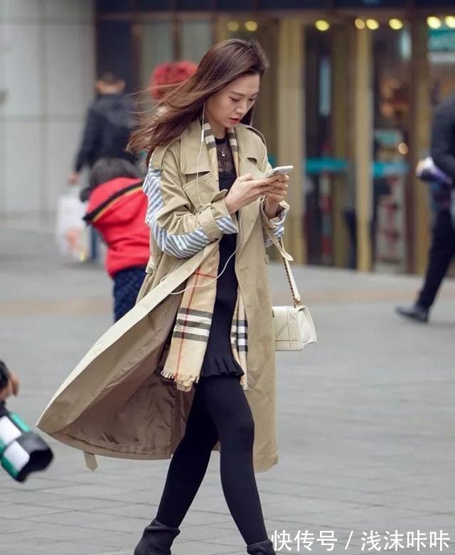 围巾 秋冬休闲风穿搭,长款风衣+格子围巾,优雅大气尽显高级时尚感!