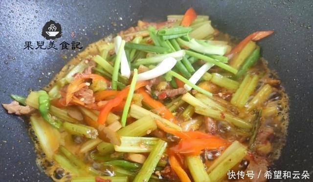 春天,用这菜炒肉,鲜香肉嫩,好吃又入味