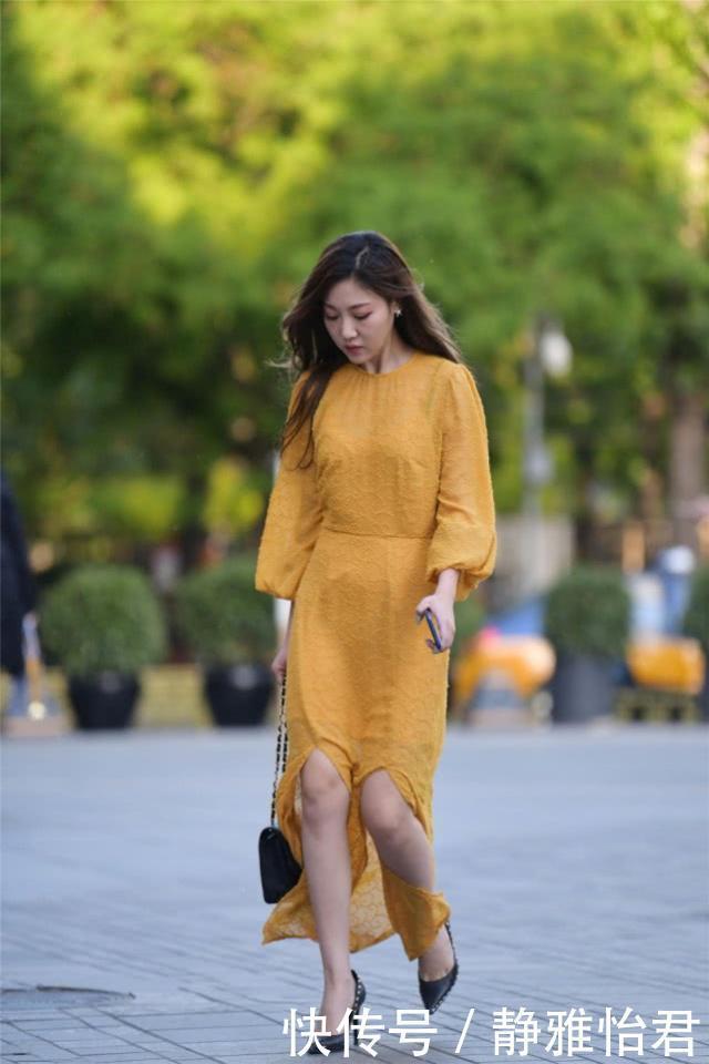 高跟鞋|街拍：美女白色连衣裙搭配黑色高跟鞋，简洁美观又不失优雅的美丽