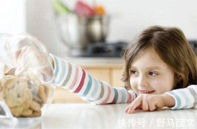 报复性|从不吃零食孩子长大后怎样报复性补偿成“噩梦”,父母悔不当初