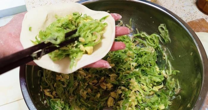 馅饼|此菜一年四季都便宜,秋天要多给孩子吃,钙含量极高,烙馅饼真香