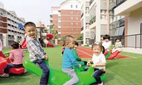 小男孩|2岁“超早熟男生”坐高铁,抱着小姐姐就不撒手,分别后崩溃痛哭