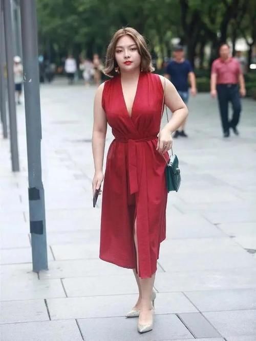 女孩子 这个是“肉肉”不是胖，会穿搭的女孩子什么样的身材都会修长！