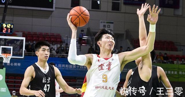 张镇麟|郭艾伦两分钟内连砍9分率队逆转,张镇麟4记暴扣令场边欢声雷动