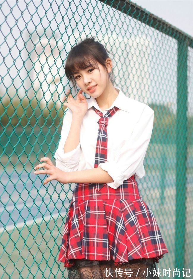 蕾丝|百褶的裙摆加入黑色蕾丝的点缀,甜美性感,减龄又时尚