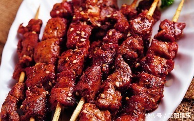 辣椒粉|孩子们念念不忘的羊肉串，脆嫩鲜香无腥味，味道好，一盘根本不够
