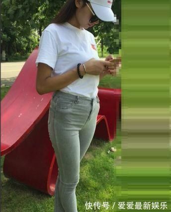 女人 穿紧身牛仔裤,完美勾勒出女人身形,女性魅力淋漓尽致!